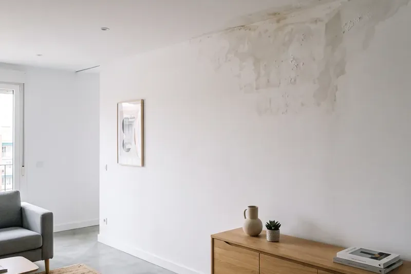Ventana empañada con condensación